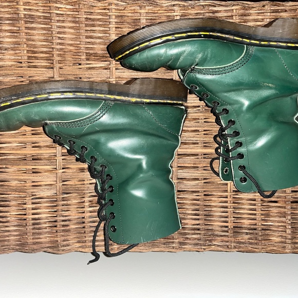 DR MARTENS BOOTS. Sz 9. Green - Picture 4 of 6